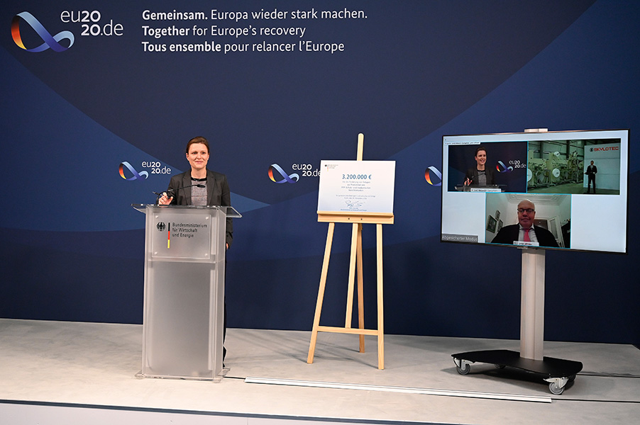 Whrend einer virtuellen bergabe nahm Skylotec-Geschftsfhrer Dr. Kai Rinklake von Bundeswirtschaftsminister Peter Altmaier den Frderbescheid entgegen. ( BMWi/Andreas Mertens)