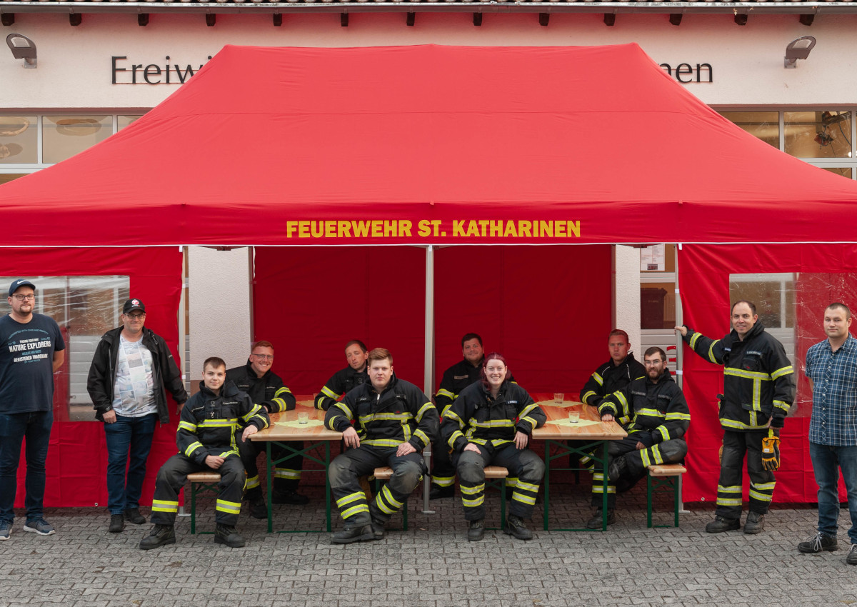 Vom Frderverein gestiftet: Neuer Faltpavillon fr die Feuerwehr Sankt Katharinen