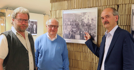 Museumsleiter Achim Heinz, Landrat Michael Lieber und Dr. Thomas Bartolosch vor einer Aufnahme von Peter Weller (von links). (Foto: Bergbaumuseum des Kreises Altenkirchen)