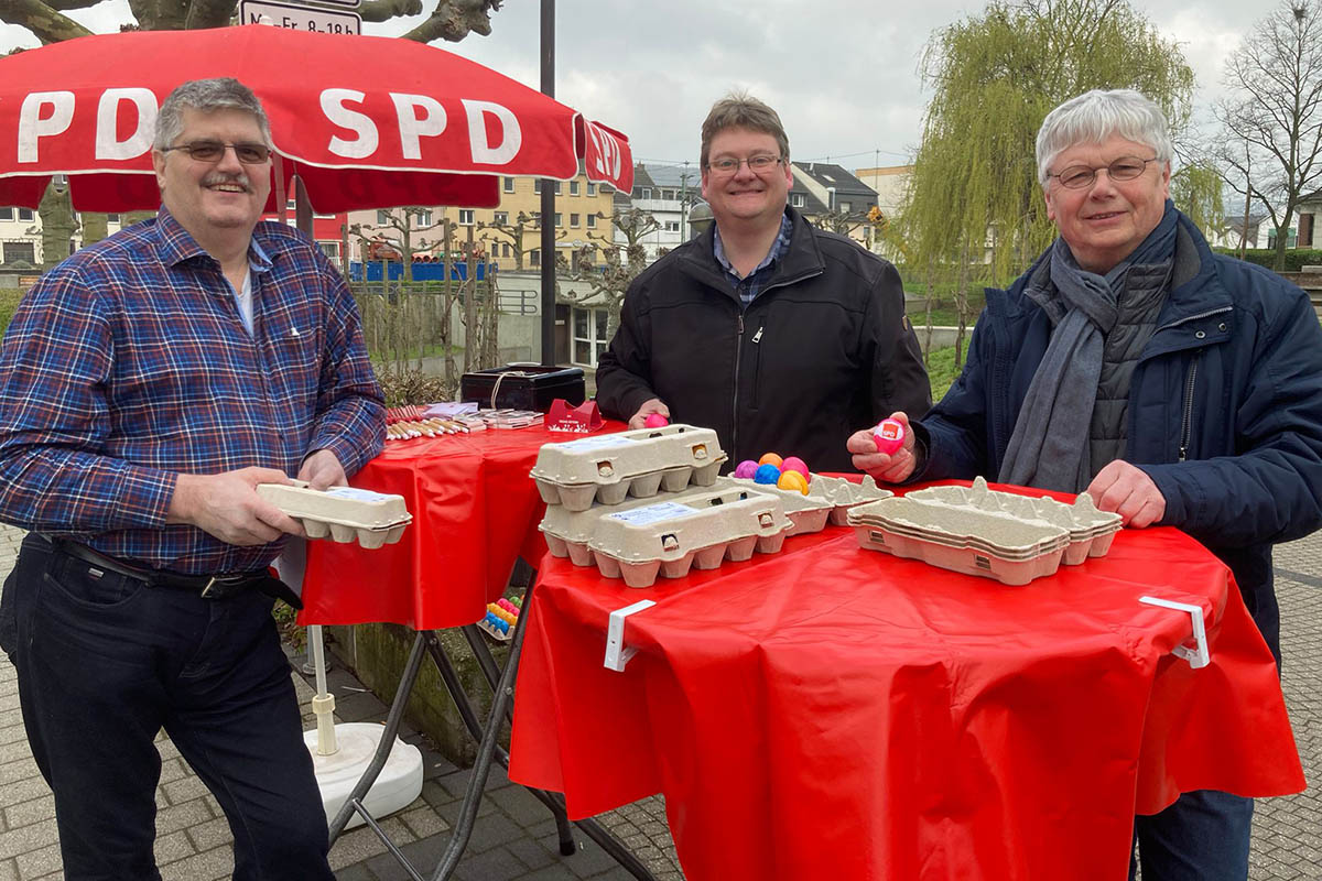 Ostereierverkauf am Brenplatz 2023. Von links: Kunde Christian Ziegerowski, Jrg Honnef (SPD), Reiner W. Schmitz (SPD). Fotograf: Marcel Gttes