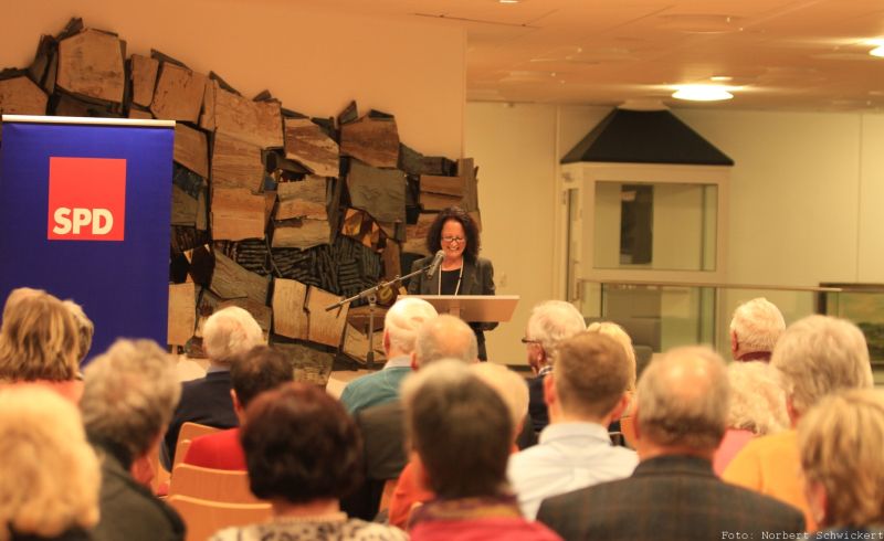 Die Vorsitzende des SPD Ortsvereins Wirges, Sylvia Bijjou-Schwickert, bei ihrer Ansprache. Fotos: SPD 