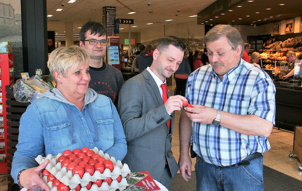 Die Wissener SPD um ihren Vorsitzenden Danilo Schmidt (2. von rechts) verteilte Ostereier. (Foto: SPD)