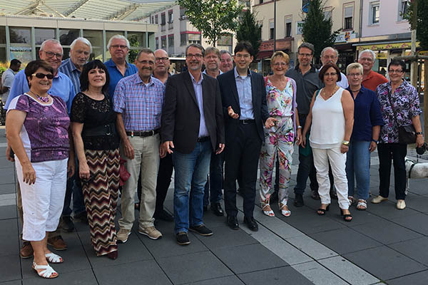 Die Mitglieder der SPD-Stadtratsfraktion trafen sich mit OB-Kandidat Michael Mang zum Gedankenaustausch auf dem Neuwieder Luisenplatz. Foto: SPD