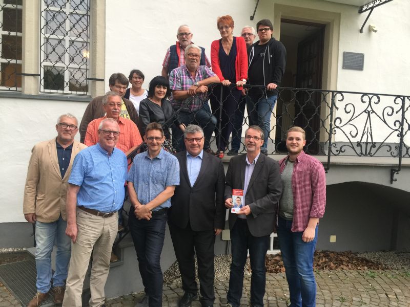 Mitglieder des SPD-Kreisvorstands mit Brgermeisterkandidat Roland Thelen (vorne 3. von links). Foto: SPD