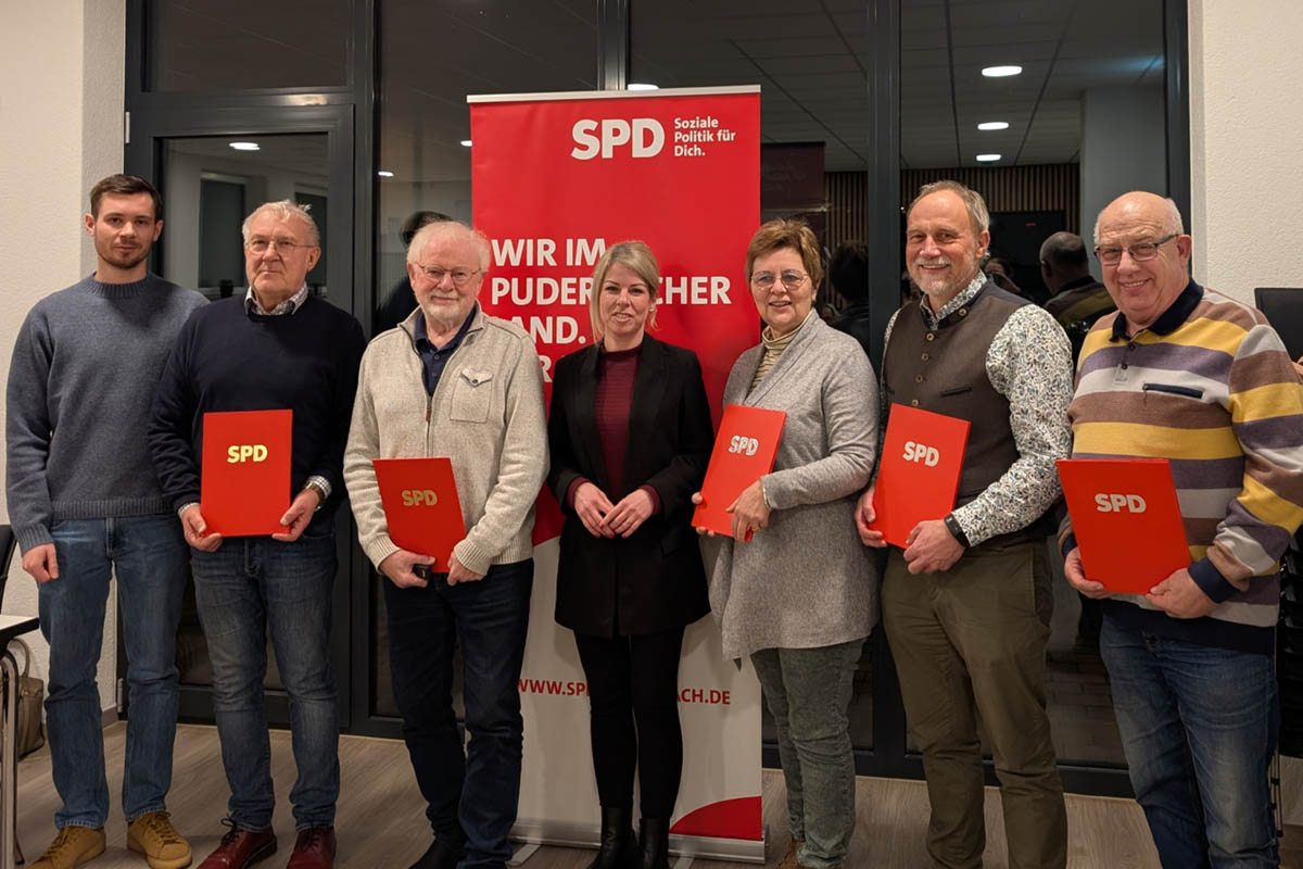 Lana Horstmann MdL gratulierte den langj�hrigen Mitgliedern zum Parteijubil�um. (V.l.n.r.:) S�ren Ramseger (Vorsitzender), Thomas Eckart (50 Jahre), J�rgen Trenck (60 Jahre), MdL Lana Horstmann, Anette Wagner (25 Jahre), Dieter Klein-Ventur (40 Jahre) und Friedhelm Speier (25 Jahre). Foto: SPD VG Puderbach