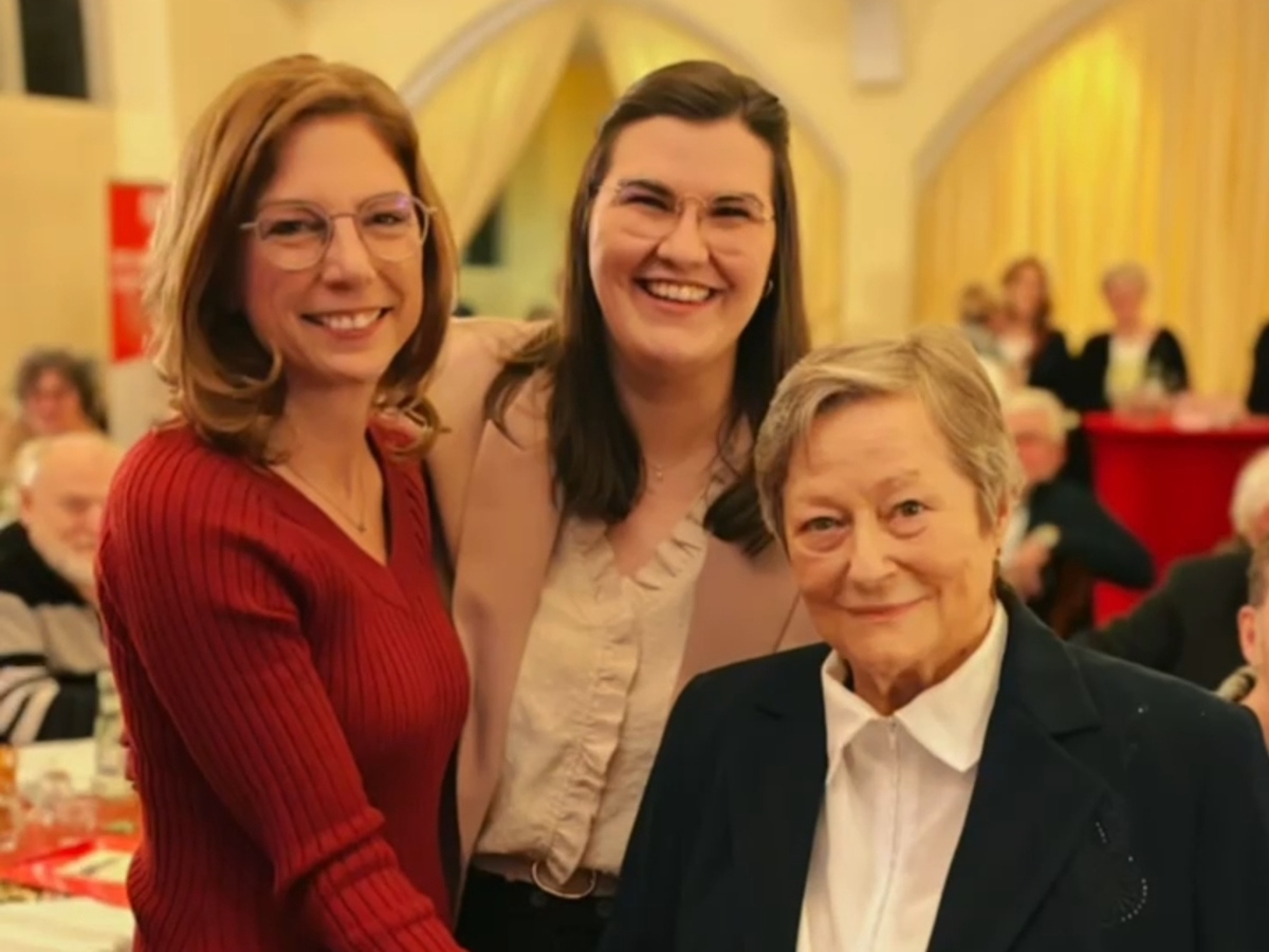 Sabine B�tzing Lichtenth�ler und Marie-Christin Ockenfels freuen sich zusammen mit Brigitte Schellbach, die f�r 50 Jahre SPD-Mitgliedschaft geehrt wurde. (Foto: Aghid Almasalmeh)