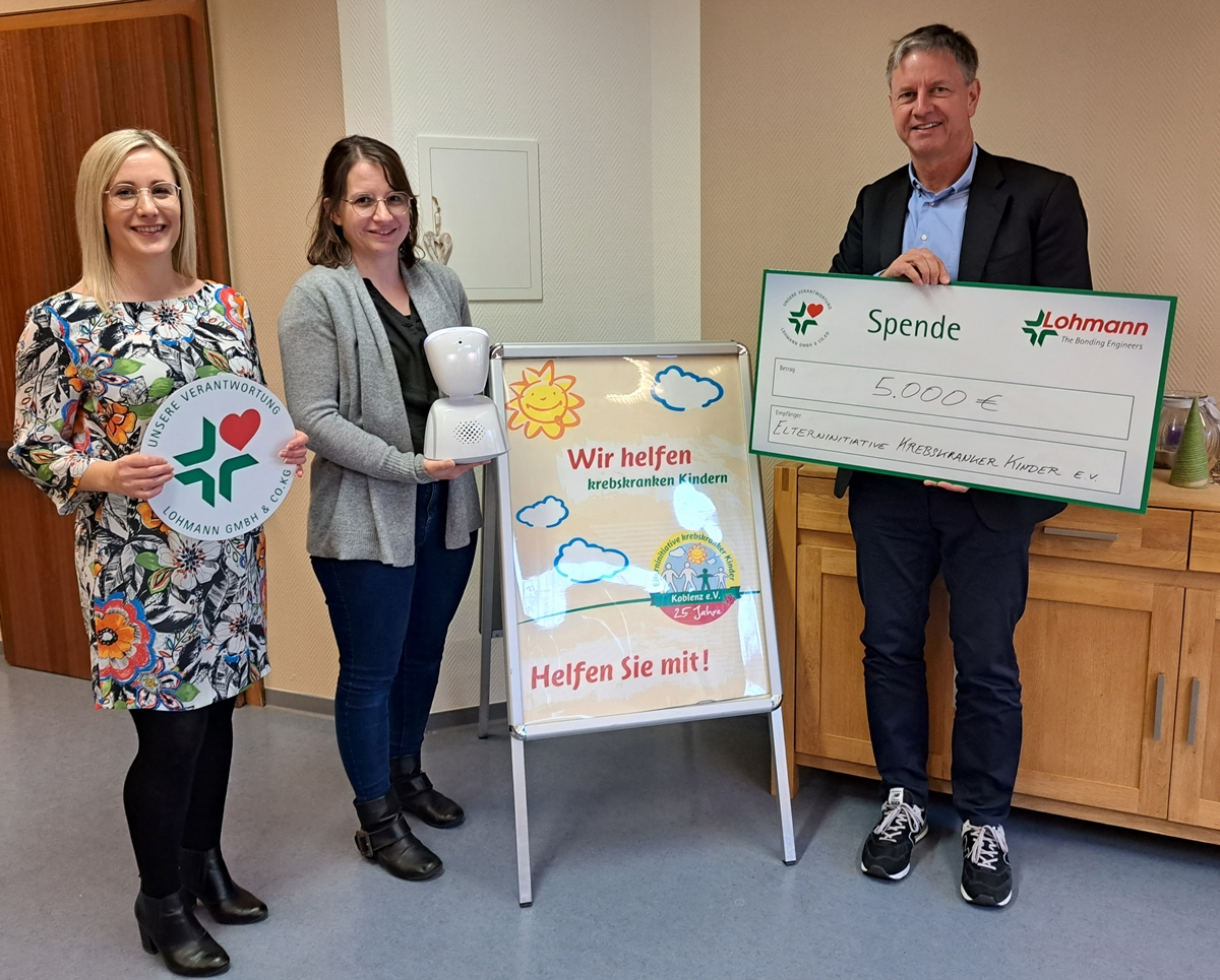 Auf dem Foto von links nach rechts: Katharina Kunke (Lohmann), Katharina Thnnessen (Elterninitiative krebskranker Kinder Koblenz e.V.), Dr. Jrg Pohlman (Lohmann)
(Foto: Lohmann GmbH & Co. KG)
