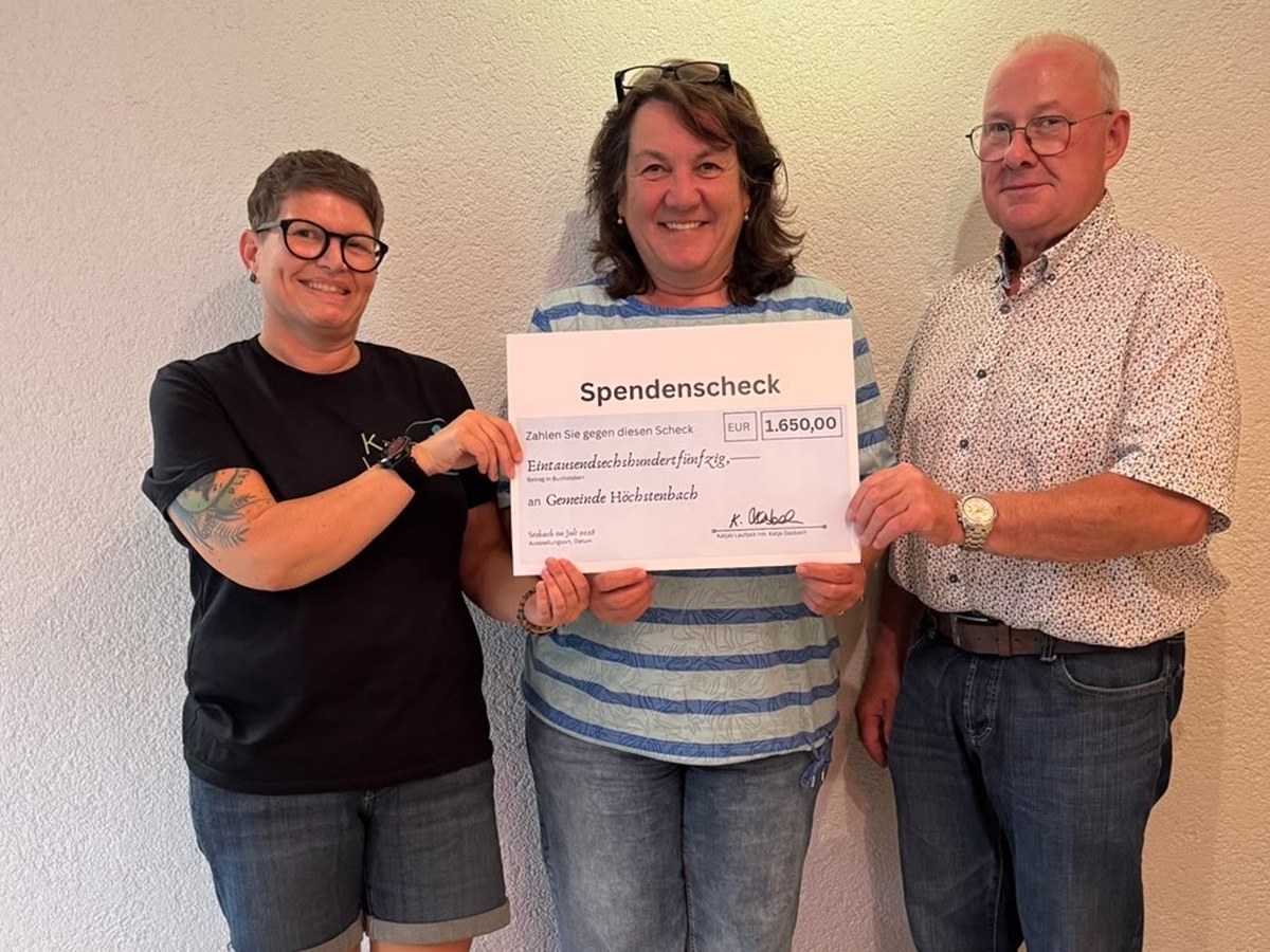 Spenden�bergabe durch Katja Dasbach (links) von Katjas Laufzeit an die Gemeinde H�chstenbach, vertreten durch Ortsb�rgermeisterin Anke Fuchs (Mitte) und den 1. Beigeordneten Karlheinz R�hrig (rechts). (Foto: Katja Dasbach)