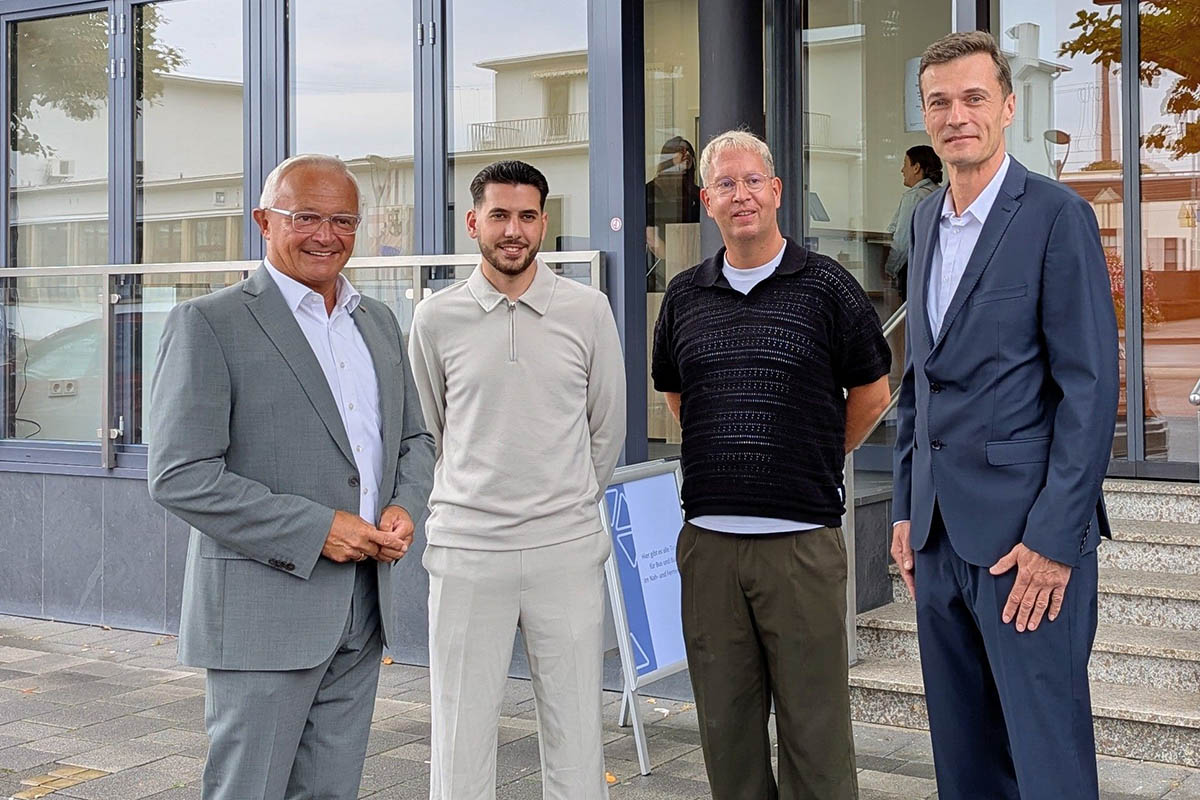 Von links: SPNV-Nord Verbandsvorsteher Achim Hallerbach, Landrat Kreis Neuwied; Fatih Yilmaz, Projektmanagement Transdev Vertrieb GmbH; Lars Drre, Teamleiter personenbediente Verkaufsstellen Rhein-Mosel-Fulda, Transdev Vertrieb GmbH; Steffen Breuer, Leiter Fachbereich Erlse, Tarif, Vertrieb, SPNV-Nord. Foto: SPNV-Nord/ Bettina Hauptmann