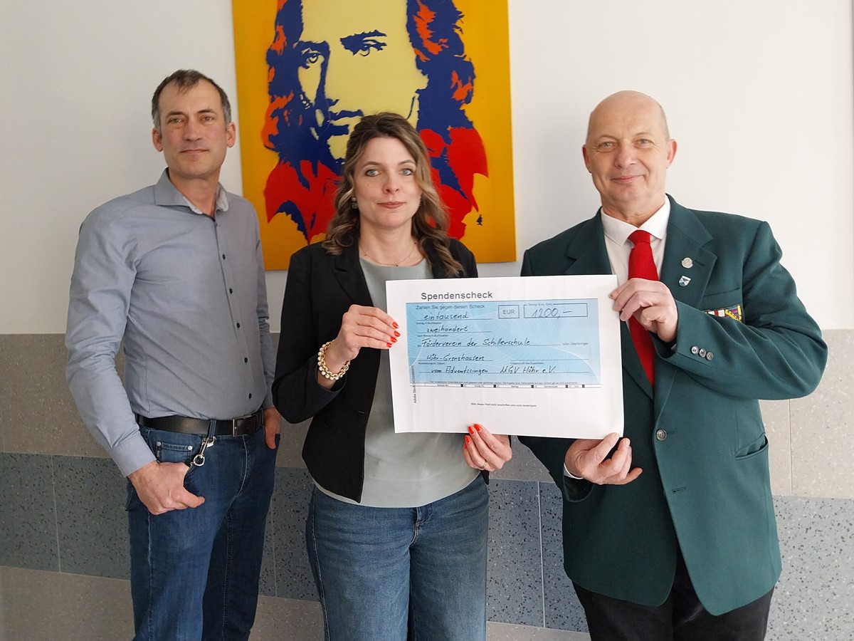 Karsten Fischer �berreichte den symbolischen Scheck an an die stellvertretende Vorsitzende des F�rdervereins Heike Kohns und Schulleiter Martin Krautkr�mer. (Foto: MGV)