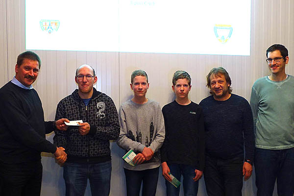 Die offiziellen SR-Ausweise wurden durch KSO Detlef Schtz (1.v.l.) an die Neu- bzw. Jung-Schiedsrichter Kevin Crik, Jonas Hannemann, Niclas Hannemann (2.-4.v.l.) ausgehndigt. Es gratulierten SR-Lehrwart Matthias Vogel (rechts) und SR-Ansetzer Gerd Mller (2.v.r.). Foto Willi Simon