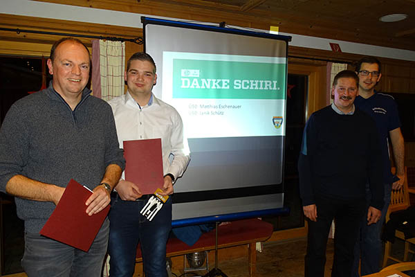 KSO Detlef Schtz (2.v.r.) und SR-Lehrwart Matthias Vogel (rechts) gratulierten den Schiedsrichtern des Jahres 2018, (v.l.) 50 Matthias Eschenauer, U50 Janik Schtz. Foto: Willi Simon