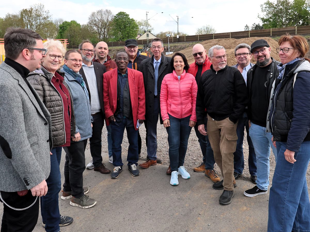 Die Fraktionen vor der neuen Stadtzufahrt in Neuwied. (Foto: Fraktionen)