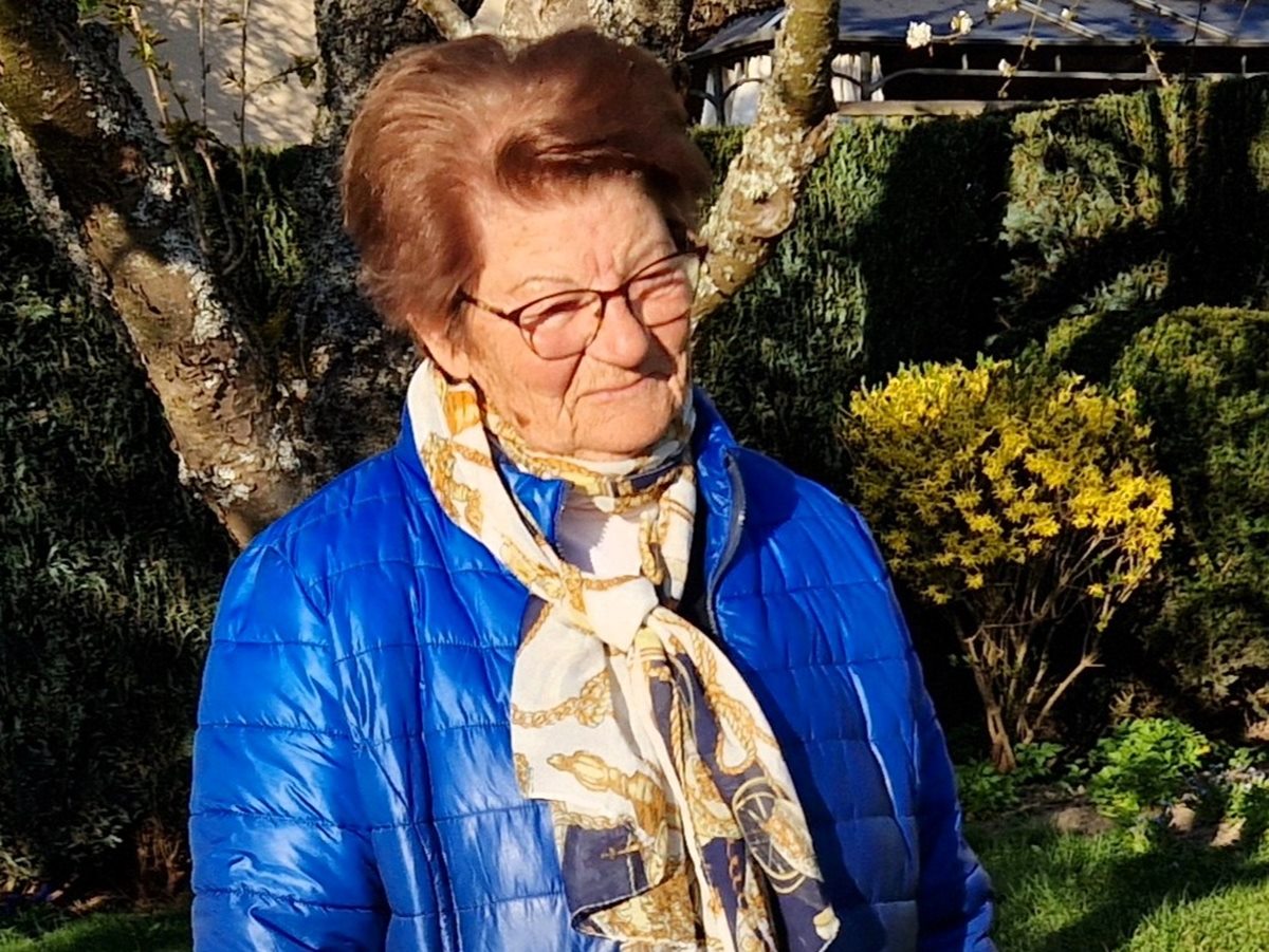 Die Horhauser Seniorin Luzie Simon (87) wuchs in der Nachbarschaft der Familie Kahn auf und kann sich noch sehr gut an die schreckliche Zeit des Nationalsozialismus erinnern. Fast zeitgleich zu der Initiative der Schlerinnen gab sie der Ortsgemeinde die Anregung zur Stolpersteinverlegung. (Foto: Rolf Schmidt-Markoski)