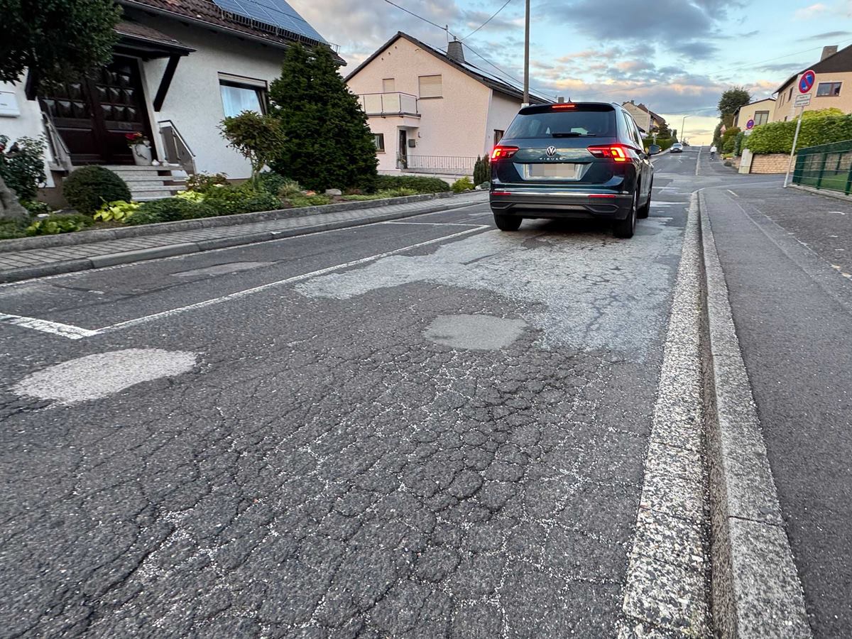 Der schlechte Fahrbahnzustand in Teilen der Rheinstra�e in Nentershausen soll in den kommenden Wochen behoben werden. (Foto: Andreas Egenolf/Ortsgemeinde Nentershausen)