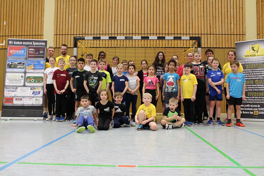 Die Kinder und Jugendlichen, die dem Ruf des SSV zum Aktionstag folgten  eingerahmt von den Organisatoren (hinten, v.l.n.r.): Niklas Scholz, Philip Hombach, Oliver Scholz und Viola Hild. (Foto: SSV95 Wissen)