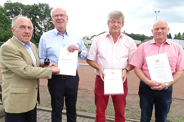 Glckwnsche fr die Geehrten: (von links) Willi Simon, Vorstandsmitglied im Fuballkreis Westerwald/Sieg, gratuliert Friedhelm Hller zur Verleihung der DFB-Verdienstadel sowie Wolfgang Hrter und Markus Lang, die die Silberne bzw. Bronzene Ehrennadel des Fuballverbandes Rheinland erhielten). (Foto: Willi Simon)