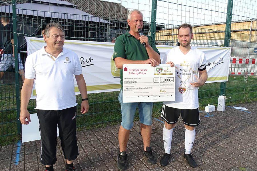 Klaus Robert Reuter (links) und Bjrn Birk  (Mitte) berreichen dem Pokalsieger SSV Weyerbusch den Prmienscheck der Bitburger Brauerei  ber 1.000 Euro. Fotos: Willi Simon