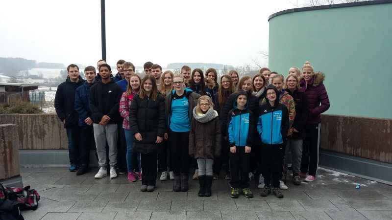 Die erfolgreichen Sportler am Dierdorfer Schwimmbad Foto: Verein