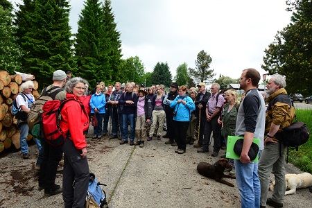 Exkursionsgruppe der Naturschutzinitiative e.V. (NI) vor dem Lager Stegskopf (Foto: Harry Neumann/NI)