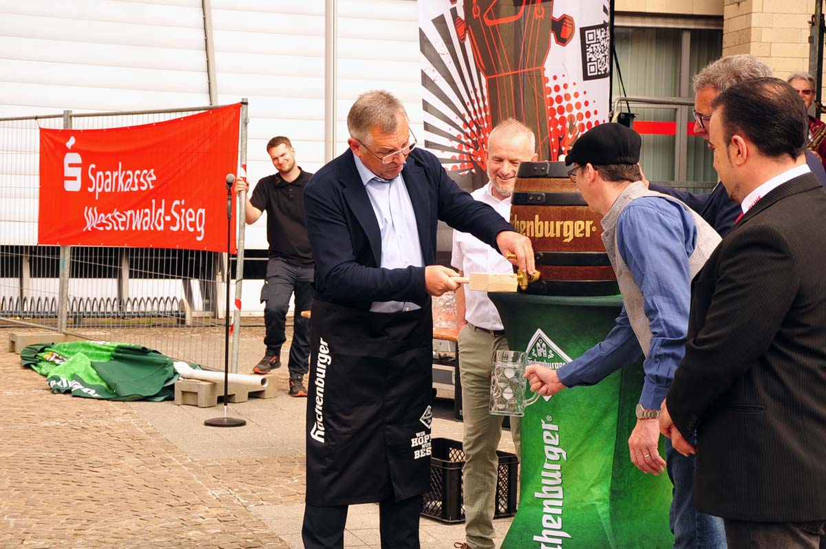 Stadtbrgermeister Lindenptz erffnete mit dem Fassanstich das Fest (Fotos: kk)