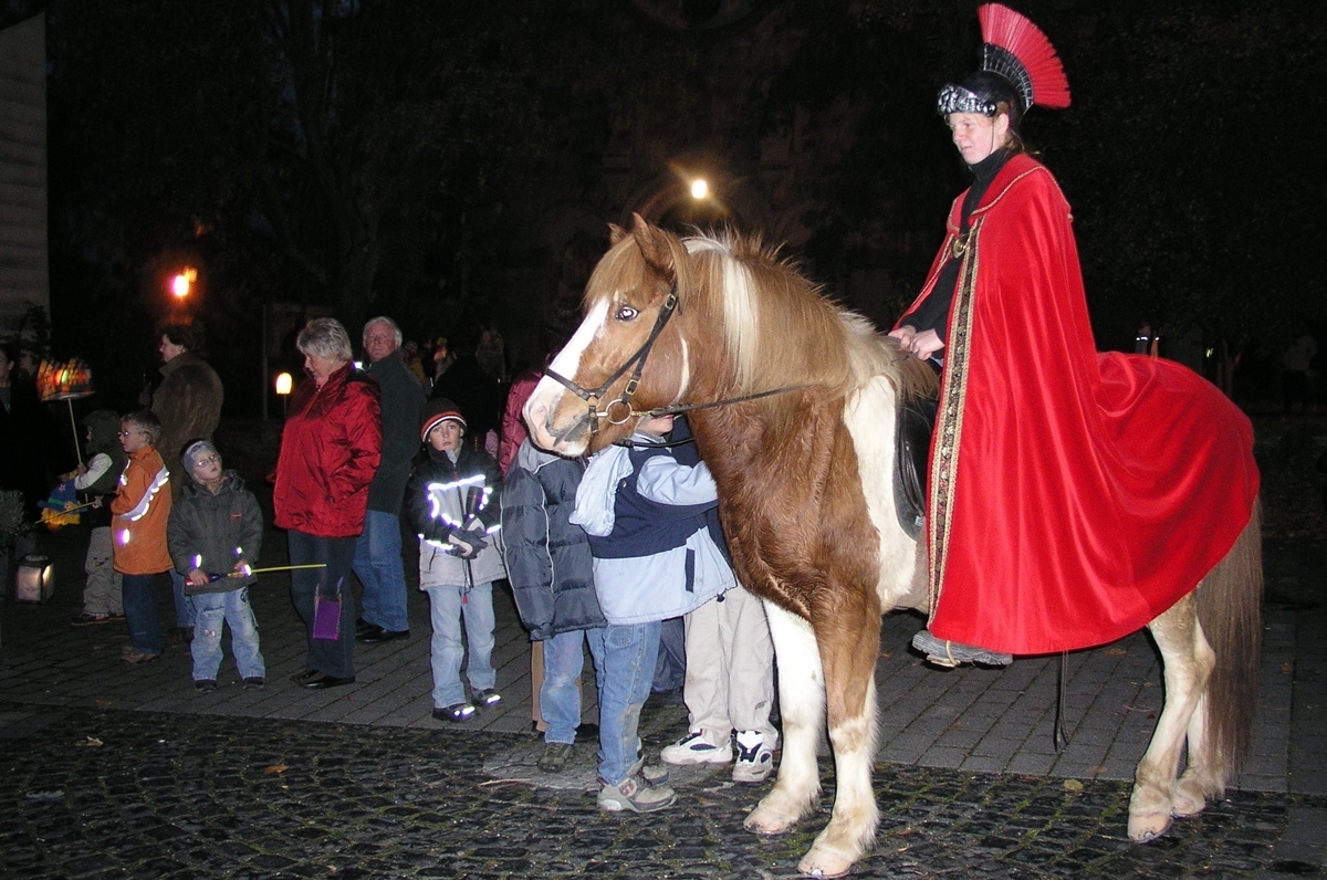 Archivfoto erinnert an Sankt Martin im Jahre 2006 in Horhausen. Der Martin und sein Pferd kamen damals aus Burglahr. Ob zu den Senioren in das Kaplan-Dasbach-Haus auch ein "kleiner" oder "groer" Sankt Martin kommt, bleibt eine berraschung. 
(Foto: Privat)
