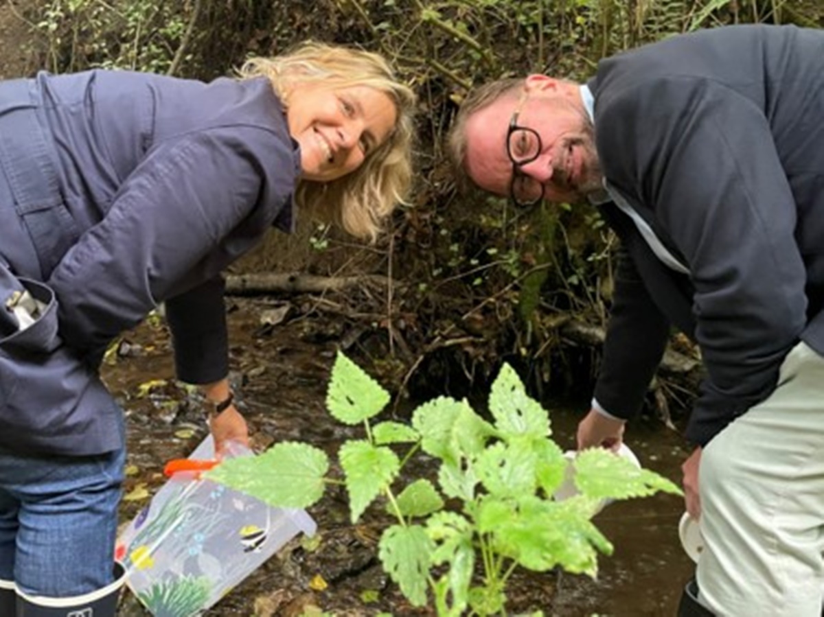 Klimaschutzministerin Katrin Eder setzt gemeinsam mit SGD-Nord-Prsident Wolfgang Treis junge Steinkrebse in einem Bach bei Koblenz aus. (Foto: Ministerium fr Klimaschutz)