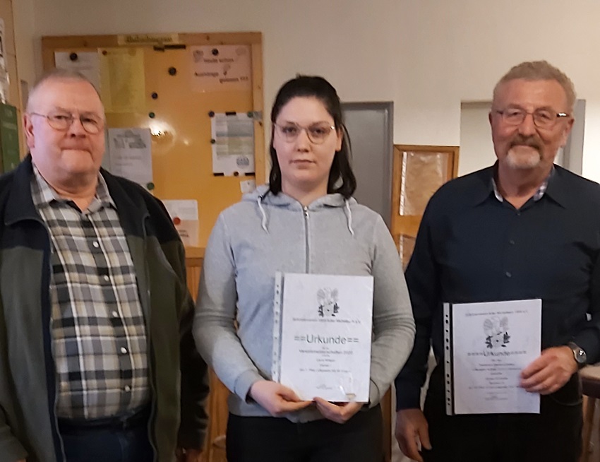 Laura Nllgen und Gnter Schleiden erhielten Urkunden. (Foto: Verein)