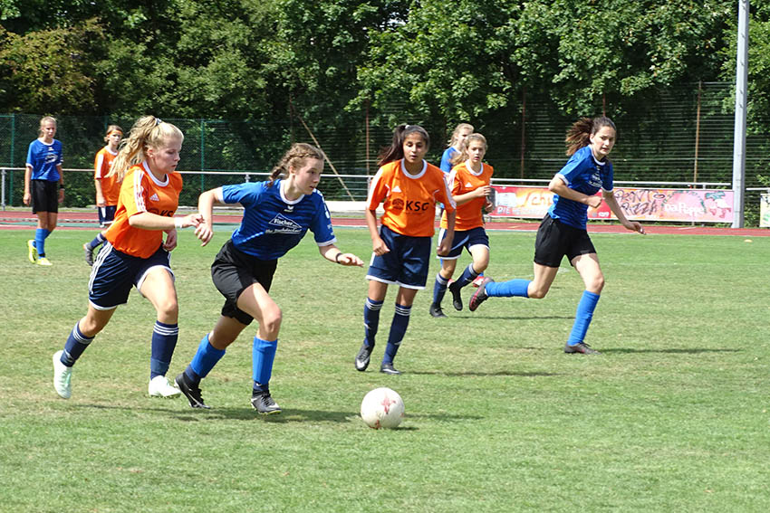 Rassiger Zweikampf im Juniorinnen-Spiel  SV Gehlert gegen Fortuna Freudenberg. Fotos: Willi Simon