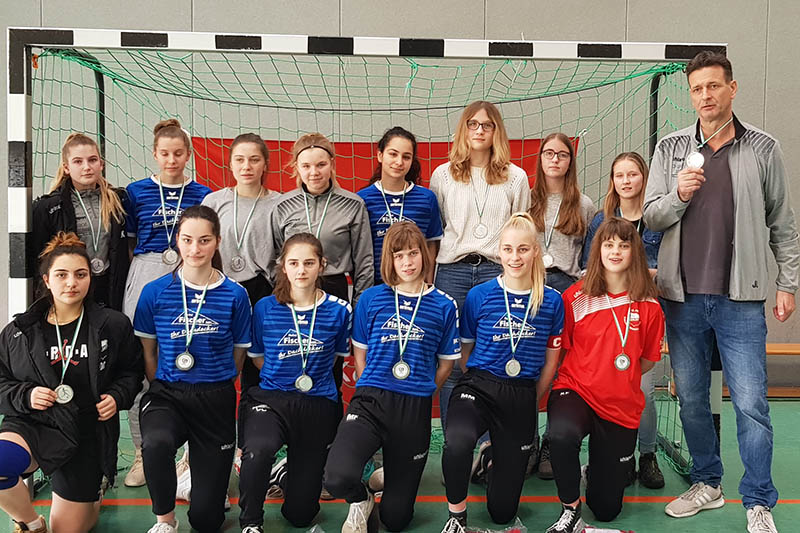 Die B-Juniorinnen des SV Gehlert mit ihrem Trainer Joachim Langenbach erkmpften sich den Titel des Vize-Rheinlandmeisters im Futsal-Hallenfuball. Foto: Verein