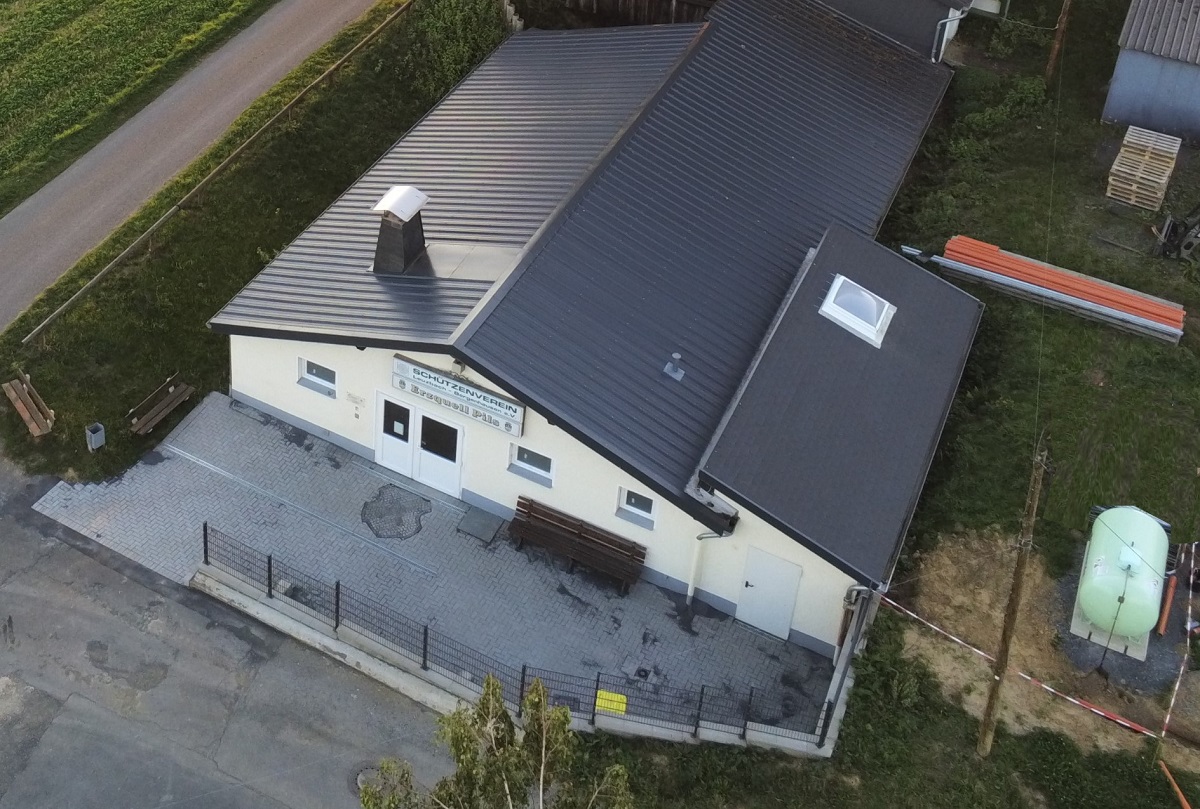 Das Schtzenhaus mit dem neugestalteten Vorplatz (Foto: SV Leuzbach Bergenhausen)