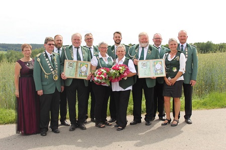 Ehrenmitglieder mit Vorstand (SV Leuzbach)