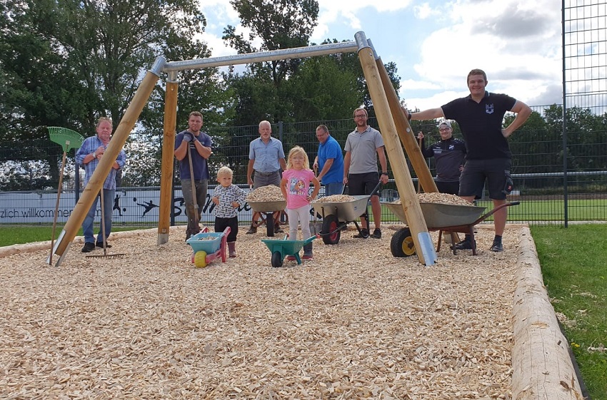 Neue Schaukel am Sportplatz des SV Mittelhof