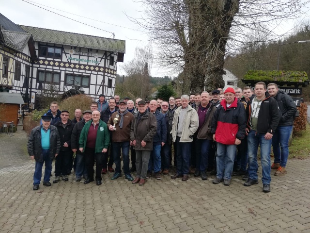 Mit einer stattlichen Anzahl von 35 Schtzen, darunter viele jngere Vereinsmitglieder, fand die diesjhrige Winterwanderung des Wissener Schtzenverein statt. Am Ziel in Marienthal stellten sich die Mitwanderer zum Gruppenfoto. (Foto: SV Wissen)