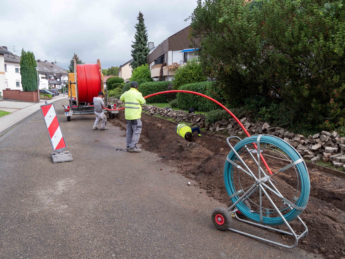 Die SWN bauen das Glasfasernetz in Engers rund um die Carl-Orff-Schule aus. Die Kooperationsfirma EL-Bau begann mit den Bauarbeiten in der Orffstrae. (Foto: Stadtwerke Neuwied)