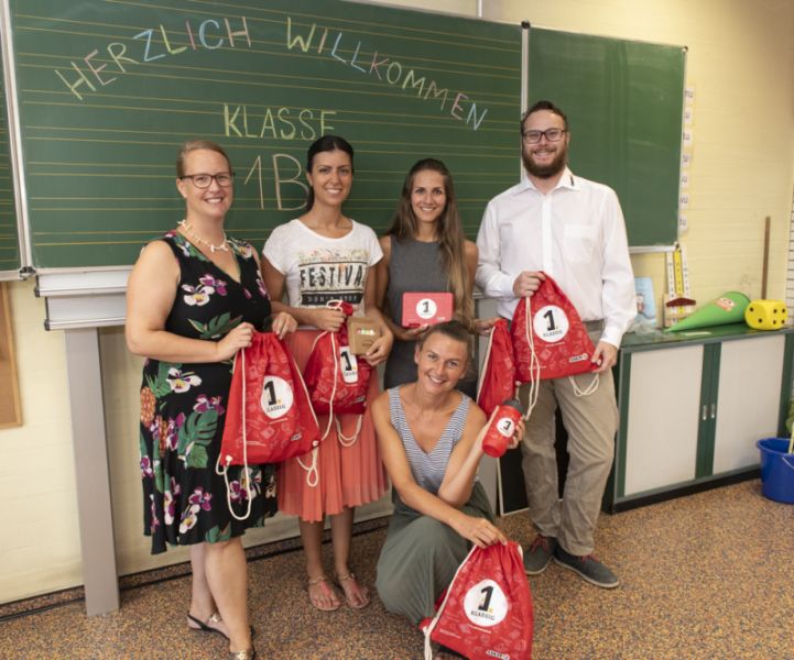 Auch an der Sonnenlandschule verteilte Michael Noll (r.) von den SWN die Schultten. Darber freuten sich auch (v.l.) die Schulleiterin Ina Koch. Ines Rathofer, Julia Kehr und (vorne) Magarita Erlenbusch. Foto: privat