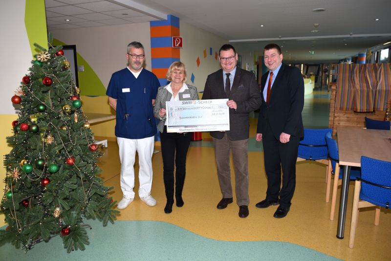 SWN-Direktor Stefan Herschbach (2.v.r.) bergab den Scheck an (v.l.) Dr. Michael Ehlen, Chefarzt der Kinderklinik, Ulrike Brder-Sauerbrei vom Vorstand des Vereins, und Dr. Marc Bohr, Vorsitzender des Vereins. Foto: privat