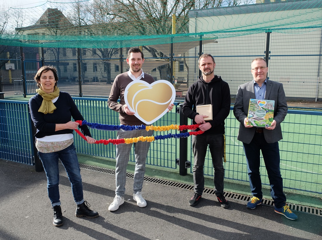 V.l.: Anke Brker (Schulsozialarbeiterin Robert-Krups-Schule), Maximilian Vohl (SWN-Marketing), Marco Schneider (Schulsozialarbeiter Kinzing-Schule) und Bernhard Fuchs (Leiter Jugendamt). Das Quartett freut sich ber die gespendeten Materialien, wie das Kooperationsband und das Gruppenkonzentrationsspiel "Team Hoch 2". (Foto: privat)