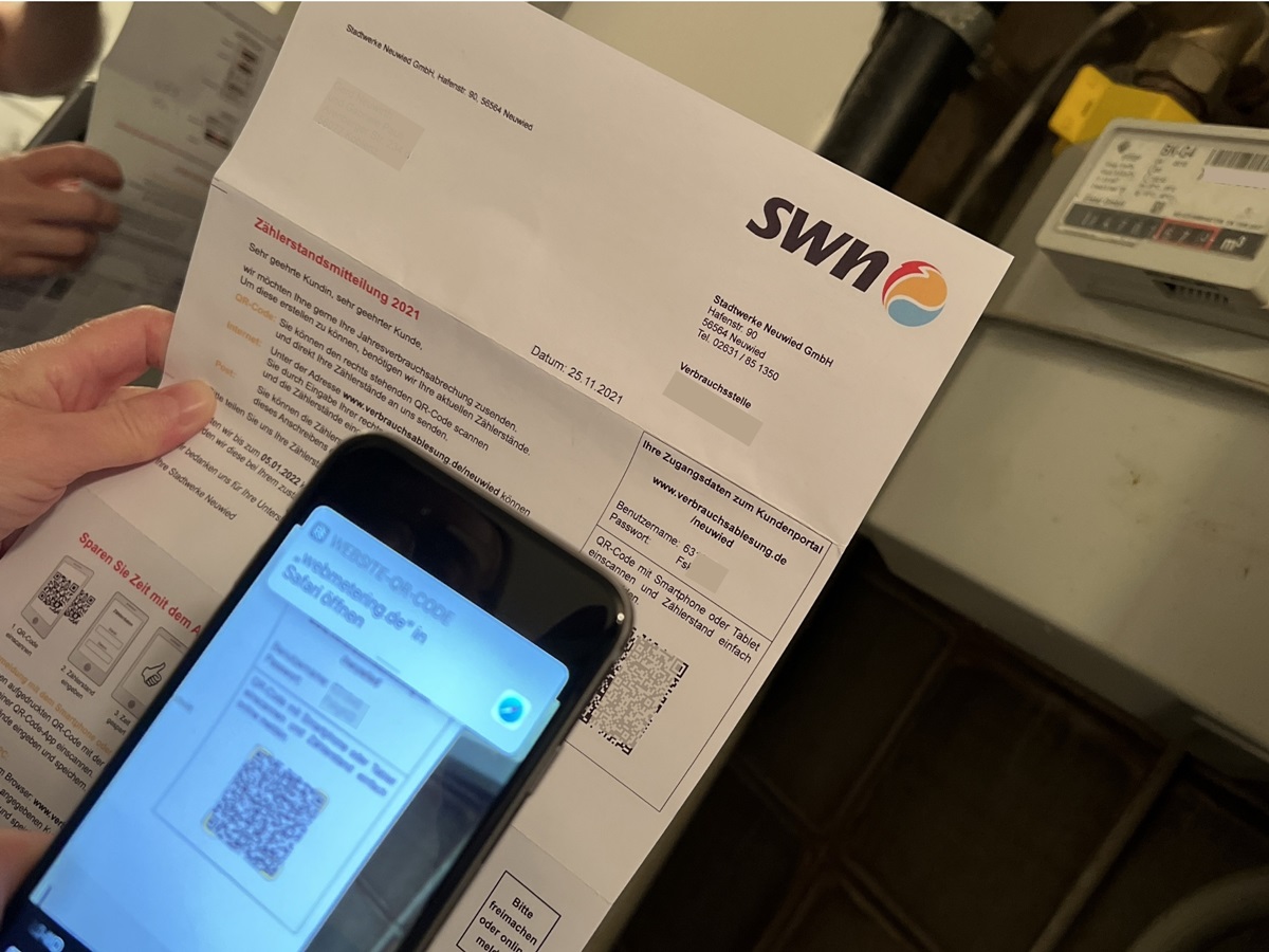 Am schnellsten geht es mit dem Smartphone: Mit dem QR-Code kommt man direkt ins Portal und kann den Zhlerstand eingeben. Bis zum 5. Januar mssen die Daten vorliegen. (Foto: Gerd Neuwirth/SWN)