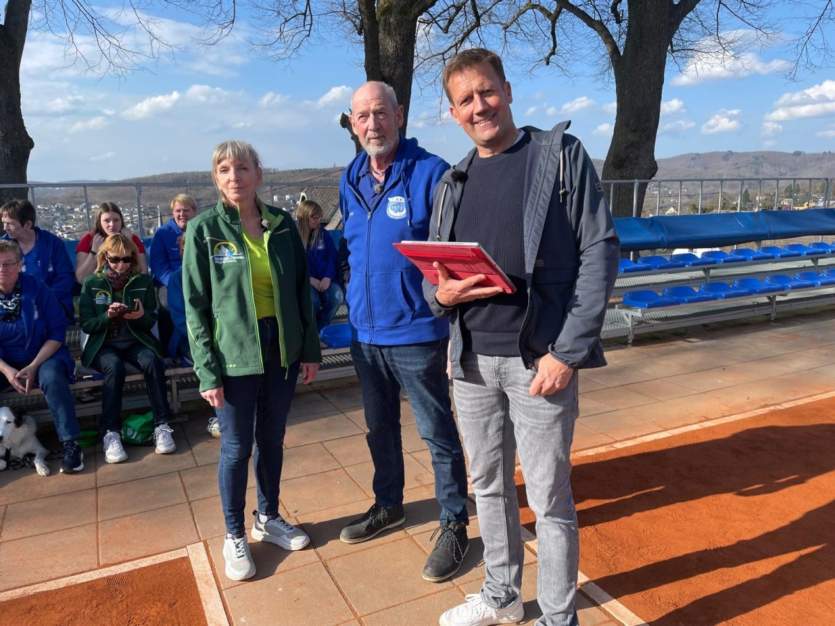 Die Kirchener St�dte-Paten Michaela St�tzel und Bernd Schneider mit SWR-Moderator Jens H�bschen (rechts). (Fotos: 1. Kirchener Klickerverein)