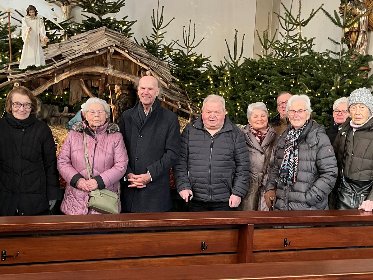 Die G�ste der Tagespflege des Marienhaus Seniorenzentrums St. Josef Betzdorf haben den Krippenbesuch sehr genossen. (Foto: Evelyn Schneider)