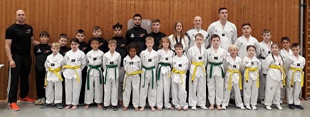 Die Nachwuchssportler sowie die Leistungstrger von Eugen Kiefer bildeten bei den Saarland Open in Lebach ein gemeinsames Team. (Foto: Sporting Taekwondo)