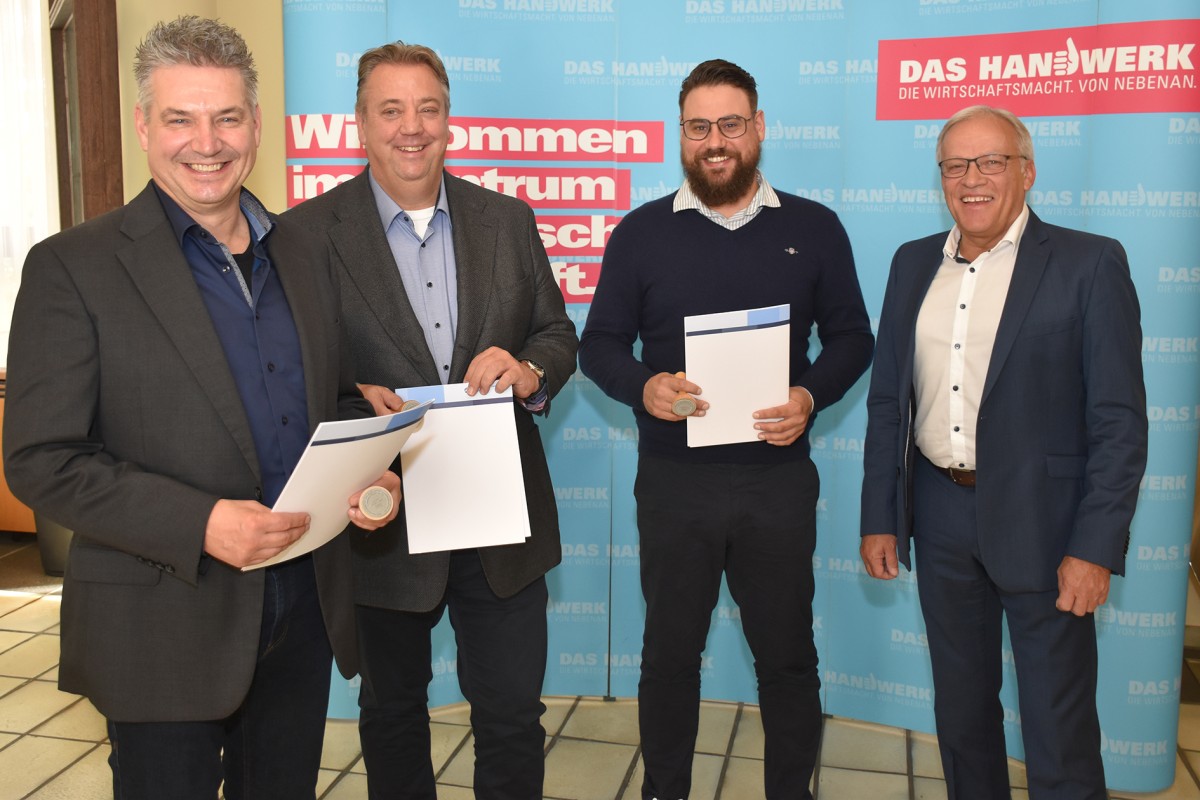 Die drei neuen Sachverstndigen Ingo Caspary, Axel Kurat und Marius Stenz wurden durch HwK-Prsident Kurt Krautscheid feierlich vereidigt und bekamen die Insignien der Sachverstndigen berreicht. (Foto: HwK Koblenz/Jrg Diester)