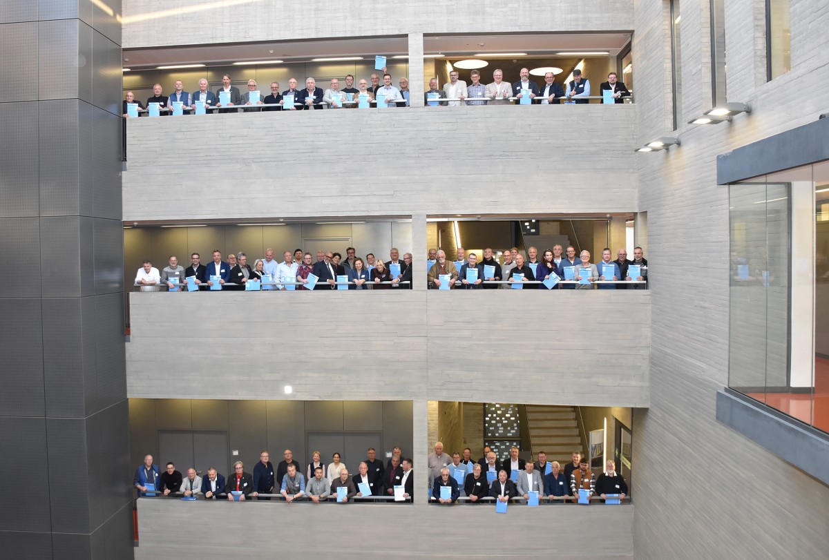 106-facher Sachverstand formiert sich im HwK-Zentrum f�r Ern�hrung und Gesundheit, mittendrin Richterin Claudia G�bel, Justiziarin Katharina Bleutge, HwK-Hauptgesch�ftsf�hrer Ralf Hellrich, HwK-Pr�sident Kurt Krautscheid und HwK-Gesch�ftsf�hrerin Susanne Terhorst (in der mittleren Ebene; Bildmitte). (Fotos: HwK Koblenz/J�rg Diester)