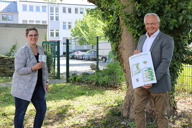 Landrat Achim Hallerbach und Gabi Schfer: Eine gute kobilanz, beste Qualitt und feiner Geschmack sprechen fr heimische landwirtschaftliche Produkte. Foto: Kreisverwaltung