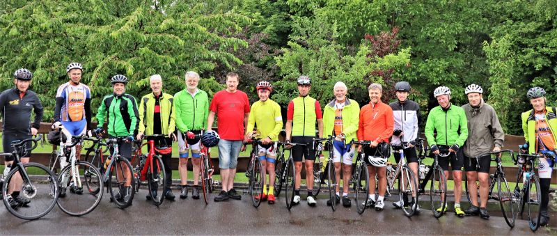 Hielten immer Abstand und fuhren in Kleingruppen  nur fr das Startfoto im Regen des Salmtales rckten die Radler der Equipe France kurz zusammen. Foto: privat