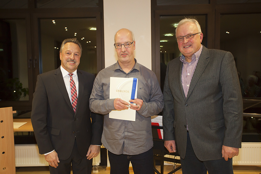 Heino Krumscheid aus Niederbreitbach bekommt Ehrenamtspreis der Verbandsgemeinde Rengsdorf-Waldbreitbach. Foto: Wolfgang Tischler