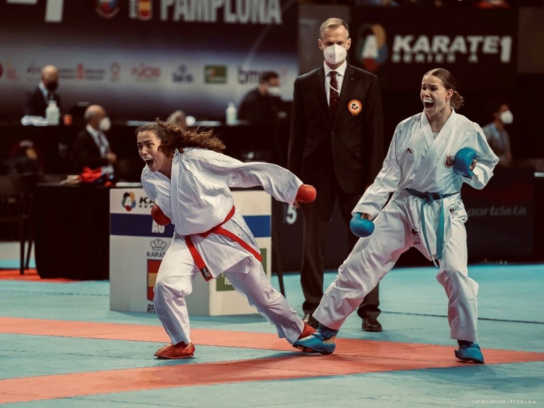 Reiaus scheint die Gegnerin von Samira Mujezinovic (rechts) bei einem Kampf whrend des Turniers in Pamplona zu nehmen. (Foto: privat) 