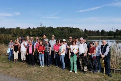 Wandergruppe am Elkenrother Weiher (Foto: Verwaltung)
