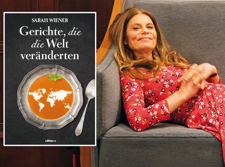 Sarah Wiener auf dem Sofa, auf dem sich John F. Kennedy vor seiner legendren Rede in Berlin ausruhte und Buchtitel. Foto: Verlag 